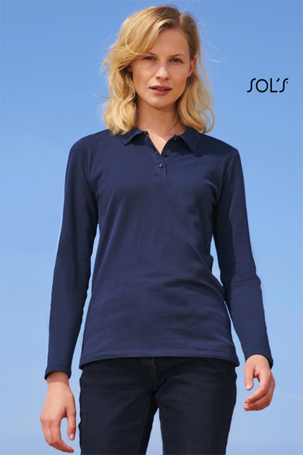 Perfect LSL Women - 02083POLO-SHIRTS / SOLSΓυναικείο μακρυμάνικο πόλο πικέΠεριγραφή: Το γυναικείο μανίκι πόλο διαθέτει μακριά μανίκια, πατιλέτα με 3 κουμπιά και στενή γραμμή, ιδανικό για επίσημες επαγγελματικές περιστάσεις. Το ριπ 1 x 1 στο γιακά και η φακαρόλα στο λαιμό προσθέτουν στυλ και κομψότητα στο σχέδιο. Σύνθεση: Κατασκευασμένο από πικέ 180g/m², 100% βαμβάκι Ringspun πενιέ για μέγιστη άνεση και ανθεκτικότητα. Ορισμένα χρώματα όπως το Grey melange περιέχουν 85% βαμβάκι και 15% βισκόζη, που συνδυάζει ποιότητα και άνεση. Εφαρμογή ως Επαγγελματική Ένδυση: Ιδανικό για εργαζόμενους σε γραφεία, χώρους εστίασης ή εκδηλώσεις, προσφέροντας το απαραίτητο επαγγελματικό look. Δυνατότητα Προσαρμογής: Διαθέτει τη δυνατότητα εκτυπώσεων με λογότυπα ή μηνύματα πελάτη, επιτρέποντας την εξατομίκευση της επαγγελματικής ένδυσης σύμφωνα με τις ανάγκες της επιχείρησής σας. Διαθεσιμότητα σε Χρώματα: Διατίθεται σε ποικιλία χρωμάτων, συμπεριλαμβανομένων Grey melange, Ash και Charcoal melange, ώστε να επιλέξετε αυτό που ταιριάζει καλύτερα στην επιχείρησή σας.